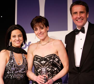 Kavita Oberoi presenting the 2006 PharmaFields Awards along side TV presenter and journalist Dermot Murnahan