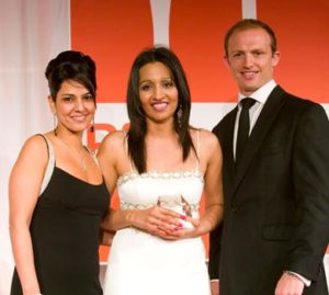 Kavita Oberoi presenting the 2007 PharmaFields Awards along side Rugby Union captain and scrum half Matt Dawson